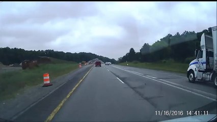 Un camping-car perd soudainement son toit sur l'autoroute