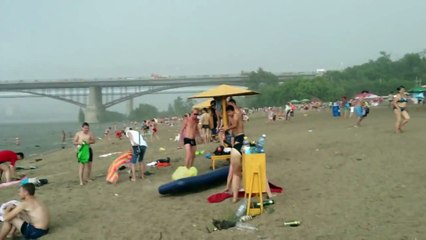 Когда эти люди шли на пляж, они не подозревали, что станут свидетелями ужасного природного явления…