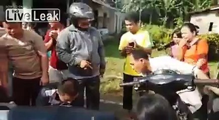 Un bébé de deux mois se retrouve coincé dans une jante de moto