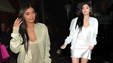 ¡Alerta de estilo! Kylie Jenner sale luciendo un camisón de noche elegante