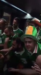 Des supporters irlandais chantent une berceuse à un bébé