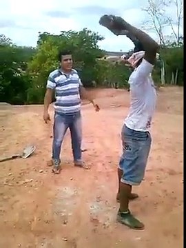 Pires potes du monde : blague de la pelle qui fait très mal