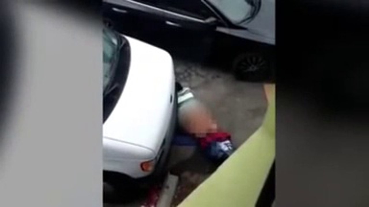 Ce mec fait des trucs sales avec un pneu de voi...