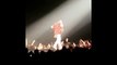 Chute de Justin BIEBER en plein concert dans un trou sur scène!