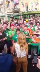 Des dizaines de fans irlandais font une sérénade à une Bordelaise