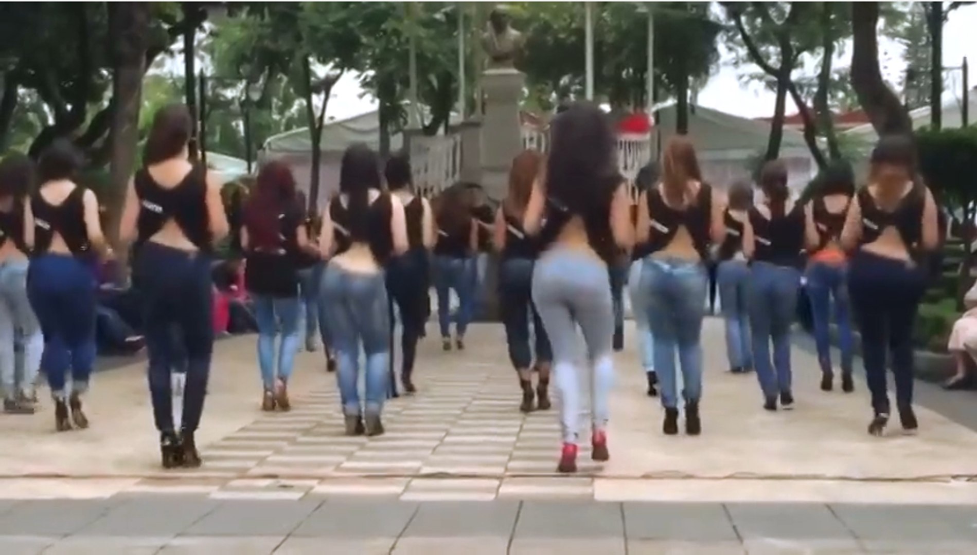 ⁣Девушки исполняют танец Кизомба ))