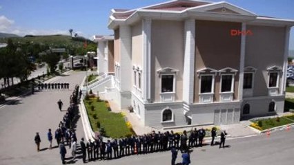 Erzurum Vali Azizoğlu'nu Karşılama Kuyruğu-1