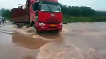 camion hundido en la carretera