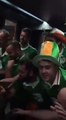 Des supporters irlandais chantent une berceuse à un bébé