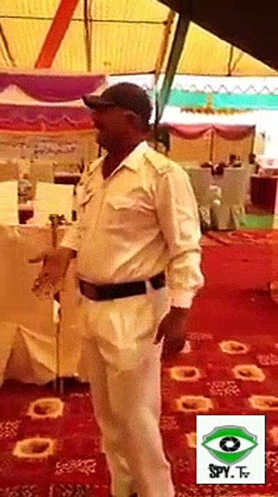 ٹریفک اہلکار کا .ٹریفک کنٹرول کرنے کا نیا انداز ٹریننگ جاری ہے .ایک دفع ضرور دیکھیے .