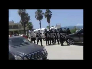 Ora News - Aksioni i IKMT, tjetër moment nga përplasja e pronarëve me policinë, gjuajnë me gur