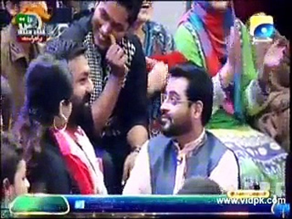 Husband & wife won diamond ring in amir liaqat show by singing a romentic song