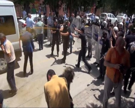 10'uncu Yıl Marşı yasağını protestoya polis müdahalesi