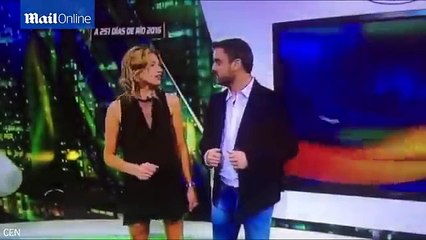 Une présentatrice montre sa culotte en direct