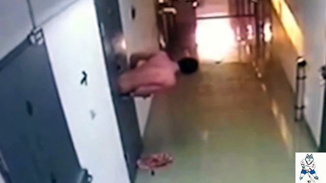 Il s'évade de prison par la fente pour passer son plateau repas