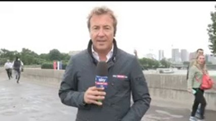 Course poursuite à Paris entre un policier et un voleur en plein direct d'un journaliste italien