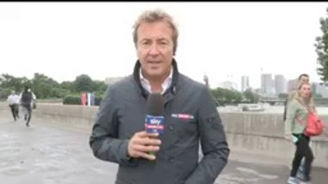 Course poursuite à Paris entre un policier et un voleur en plein direct d'un journaliste italien