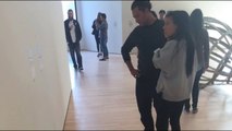 il pose ses lunettes sur le sol d'un musée pour attirer l'attention des visiteurs