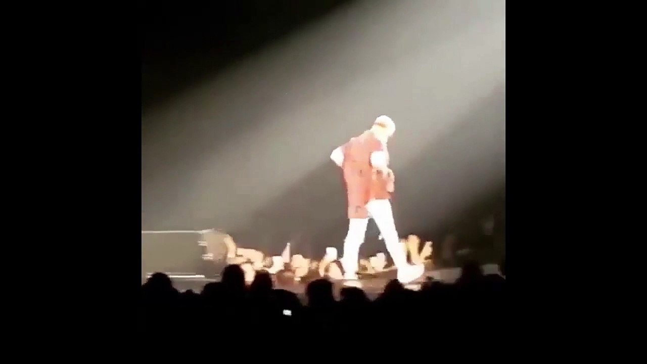 Le chanteur Justin Bieber tombe dans une trappe pendant un concert