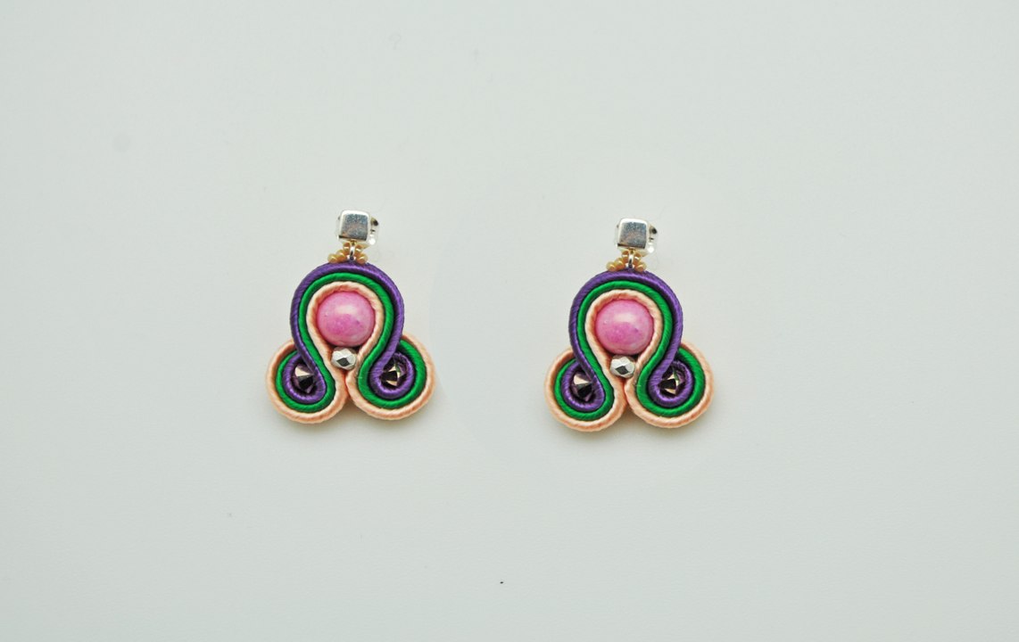 Réaliser une paire de boucles d’oreilles en soutache