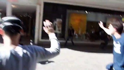 Ce policier se fait lyncher par des manifestants