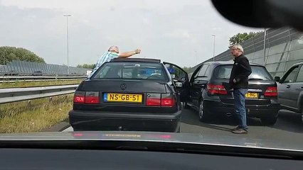 Des personnes âgées s'emportent contre un conducteur