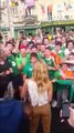 Des supporters irlandais chantent pour une jeune Française