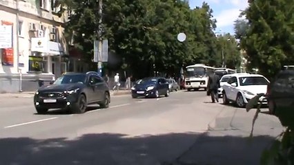 Нарушитель пешеход солидный мужчина перешёл дорогу не в разрешенном месте дороги Город Орёл