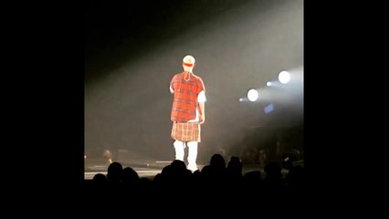Fuerte caída de Justin Bieber en pleno concierto