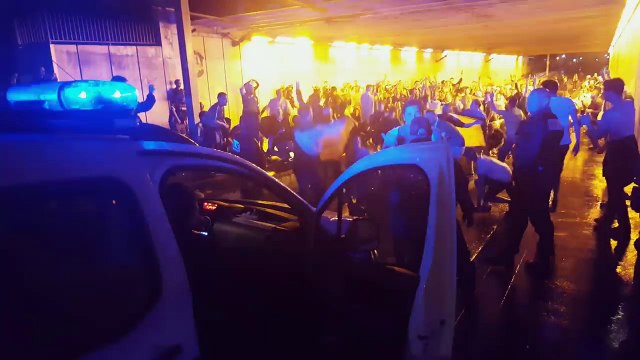 Les supporters irlandais chantent pour la police française