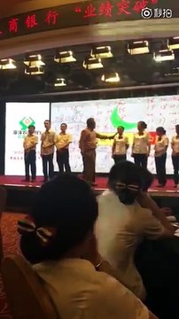 un patron chinois donne la fessée à ses employés