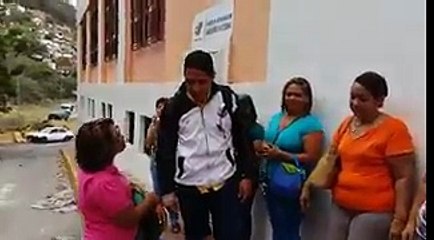 Desde temprano los varguenses salieron a validar sus firmas