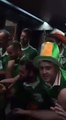 Des supporters irlandais chantent une berceuse à un bébé dans le tramway de Bordeaux