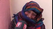 فيديو اليوم: امراة معوزة تبكي وحيدة امام مركز البريد لانها لم تحصل على منحة 100 دينار