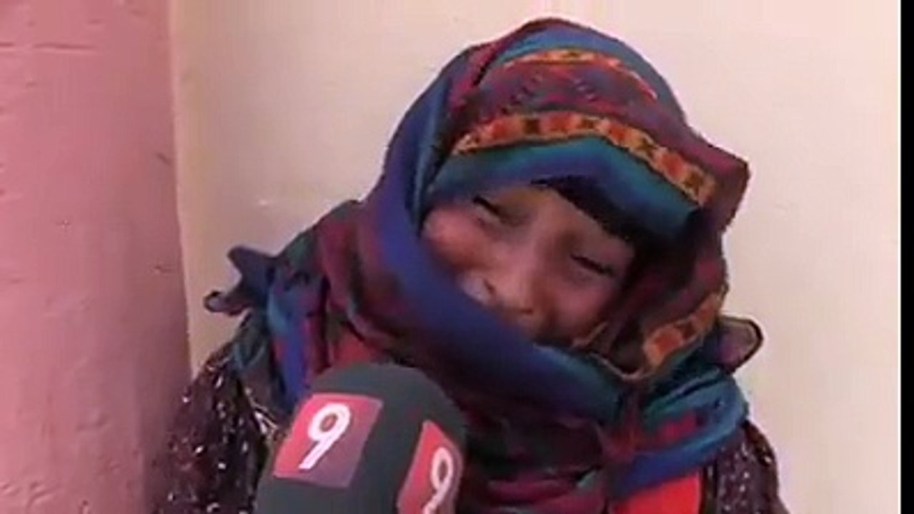 فيديو اليوم: امراة معوزة تبكي وحيدة امام مركز ا...