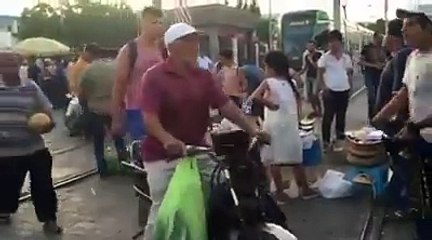 حي التحرير: سوق وباعة فوق سكة المترو !!(فيديو)