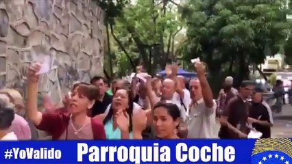 Así se vio la cola en la Parroquia Coche para la validación de firmas