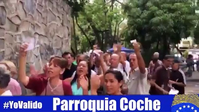 Así se vio la cola en la Parroquia Coche para la validación de firmas