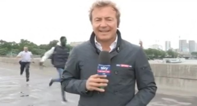 Un journaliste surpris par un policier qui course un vendeur à la sauvette