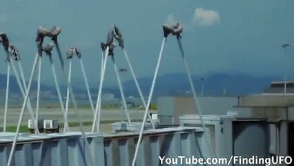 UFO Hovering over Airport in Hong Kong, China - FindingUFO-ΑΤΙΑ "ΠΑΡΑΚΟΛΟΥΘΕΙ" ΤΟ ΑΕΡΟΔΡΟΜΙΟ ΤΟΥ ΧΟΝΚ ΚΟΝΓΚ!