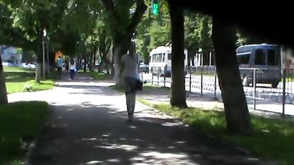 Люди идут по тротуару — Орловские люди