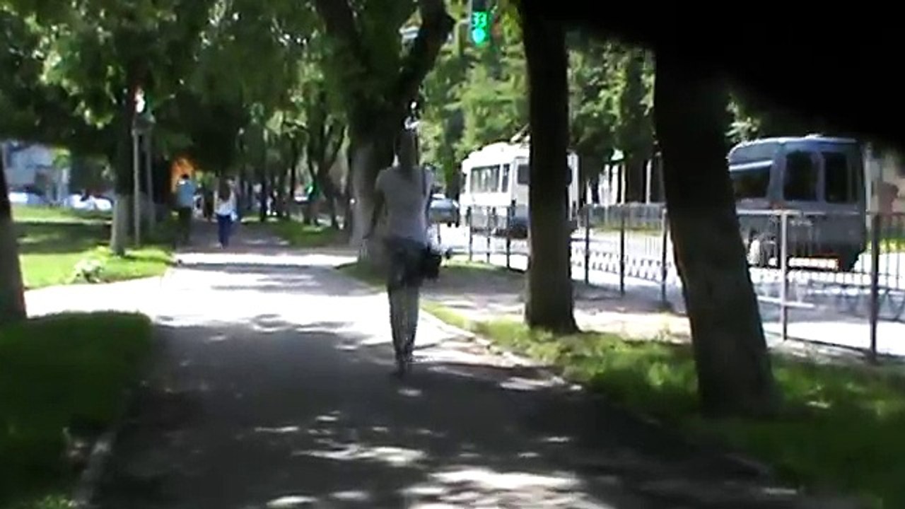 Люди идут по тротуару — Орловские люди