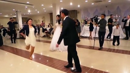 От её танца мужики курят в стороне!