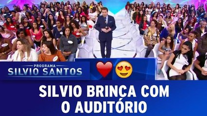 Silvio brinca com o auditório