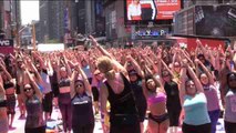 Miles de personas dan la bienvenida al verano practicando yoga en Times Square