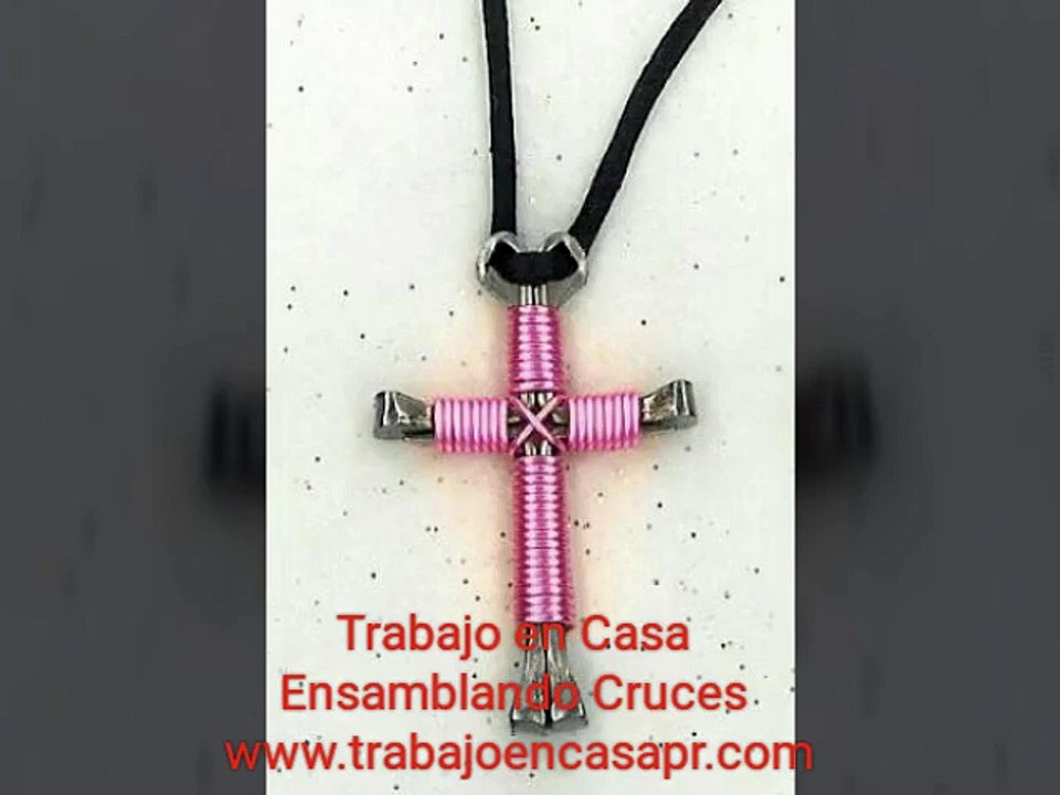 trabajo en casa ensamblando cruses de colores