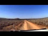سائق كاد ان يدهس كنغر على طريق بري في أستراليا