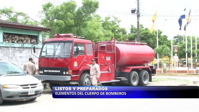 Listos y preparados elementos del cuerpo de bomberos