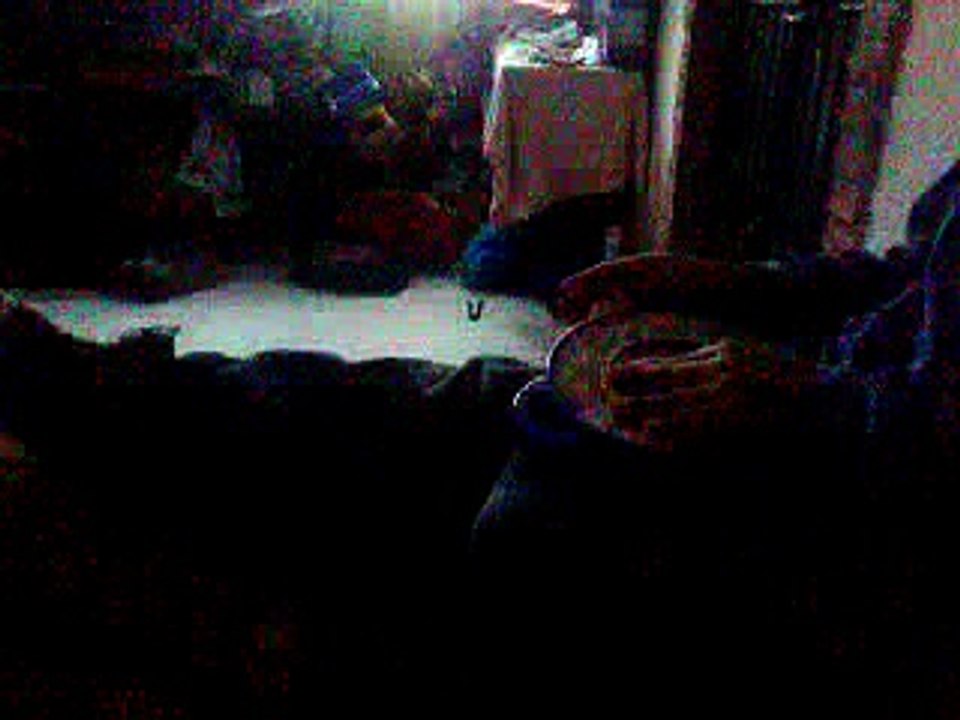 El niño de 9 años todavia juega con juguetes de bebe'