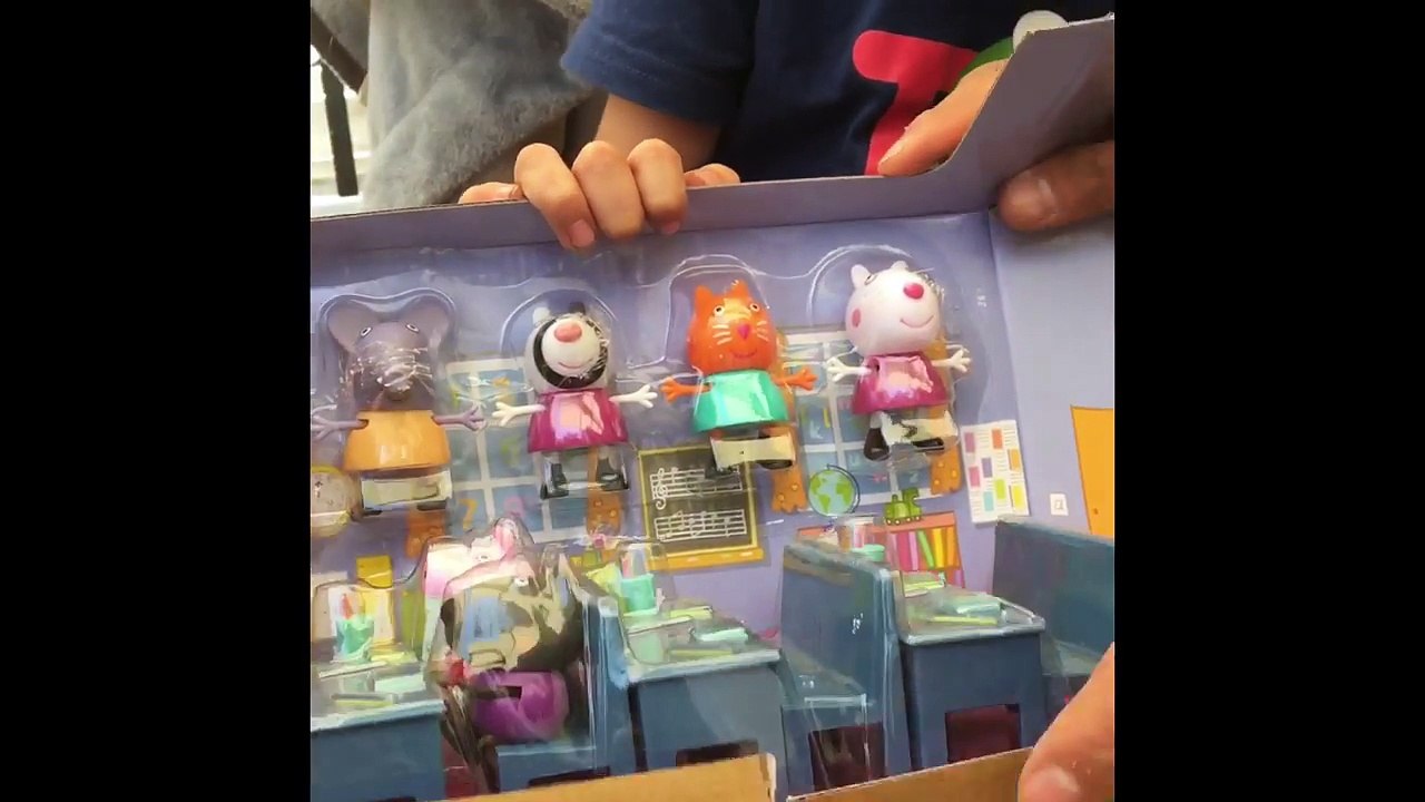 Peppa Pig Escuela. Peppa va a la escuela playset juguetes para bebes videos de peppa jugando a peppa